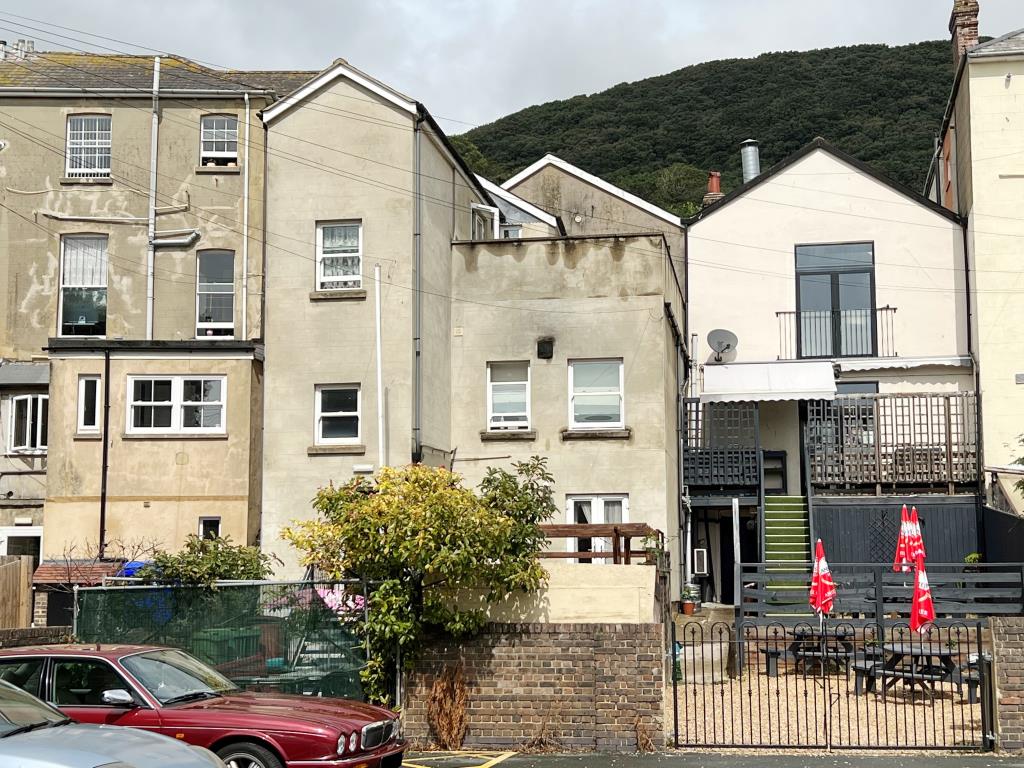 Lot: 112 - TOWN CENTRE BAR/EATERY WITH A TWO-BEDROOM AND A ONE DOUBLE BEDROOM ANNEXE/FLAT - 